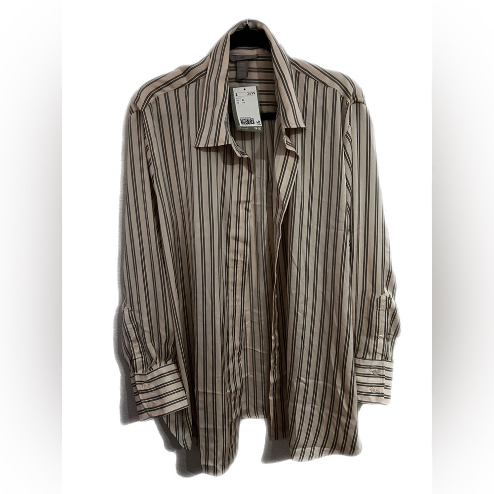 H&M silk blouse XL does fit big an little oversized